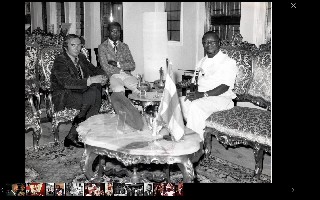 rotšildų statytinis nuotraukoje kairėje su karaliumi Jeanas Bedelis Bokassa